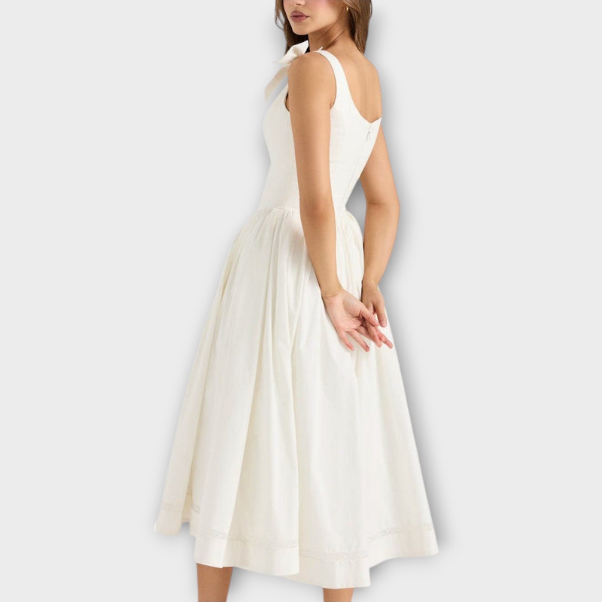 Lotta - Bia?a sukienka midi z kokard?