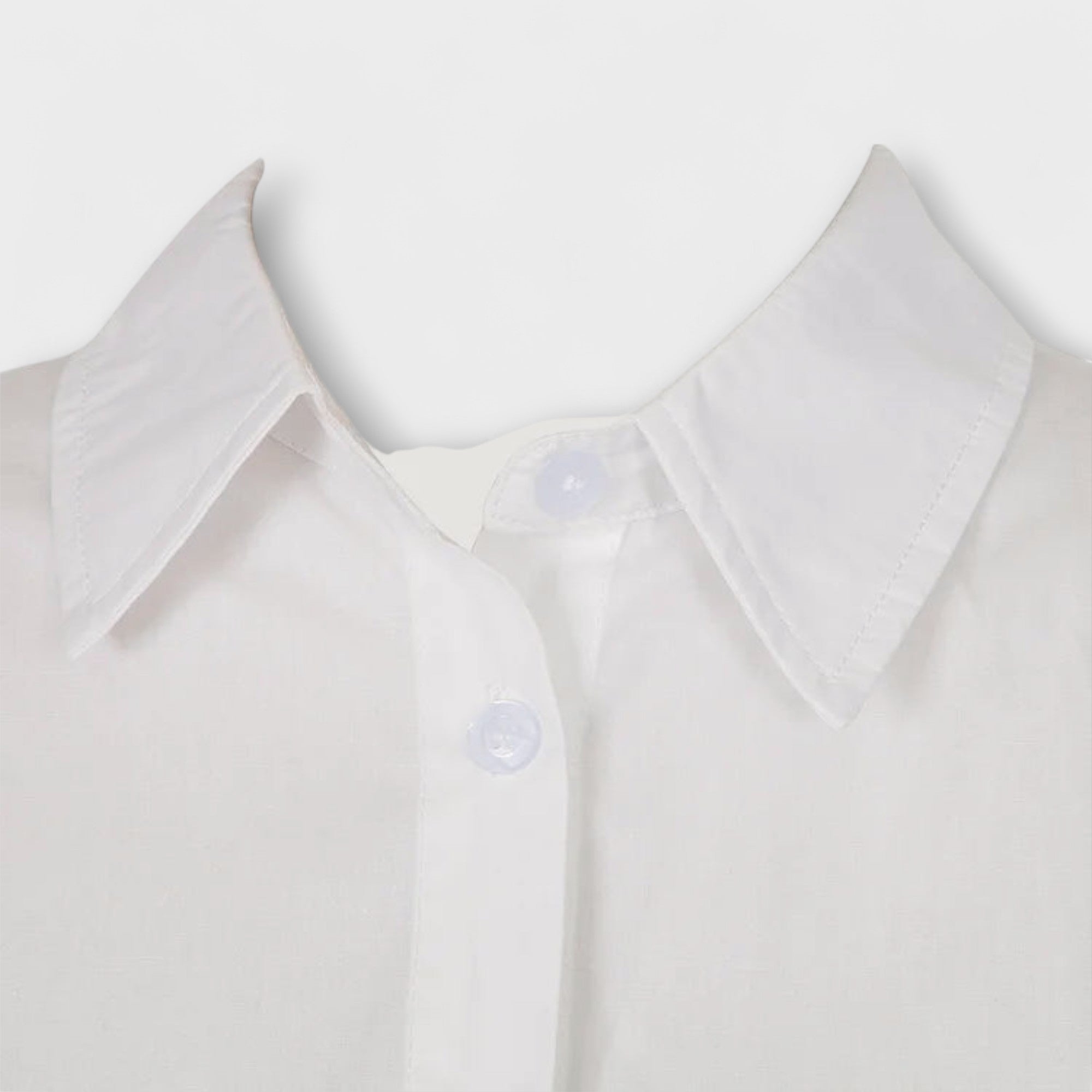 Indie - Bia?a plisowana sukienka koszulowa z d?ugim r?kawem