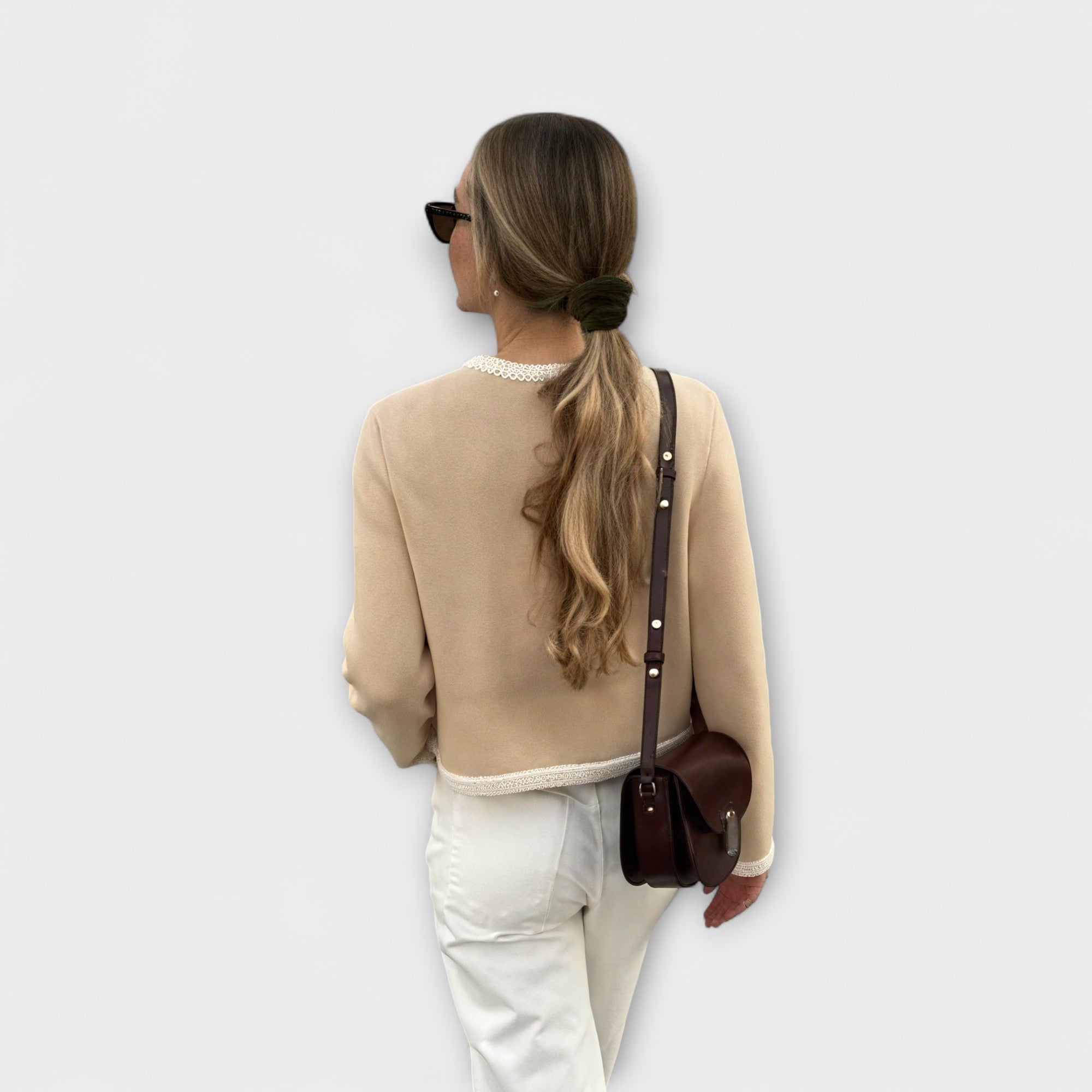 Klasyczny kardigan z ozdobnymi kieszeniami