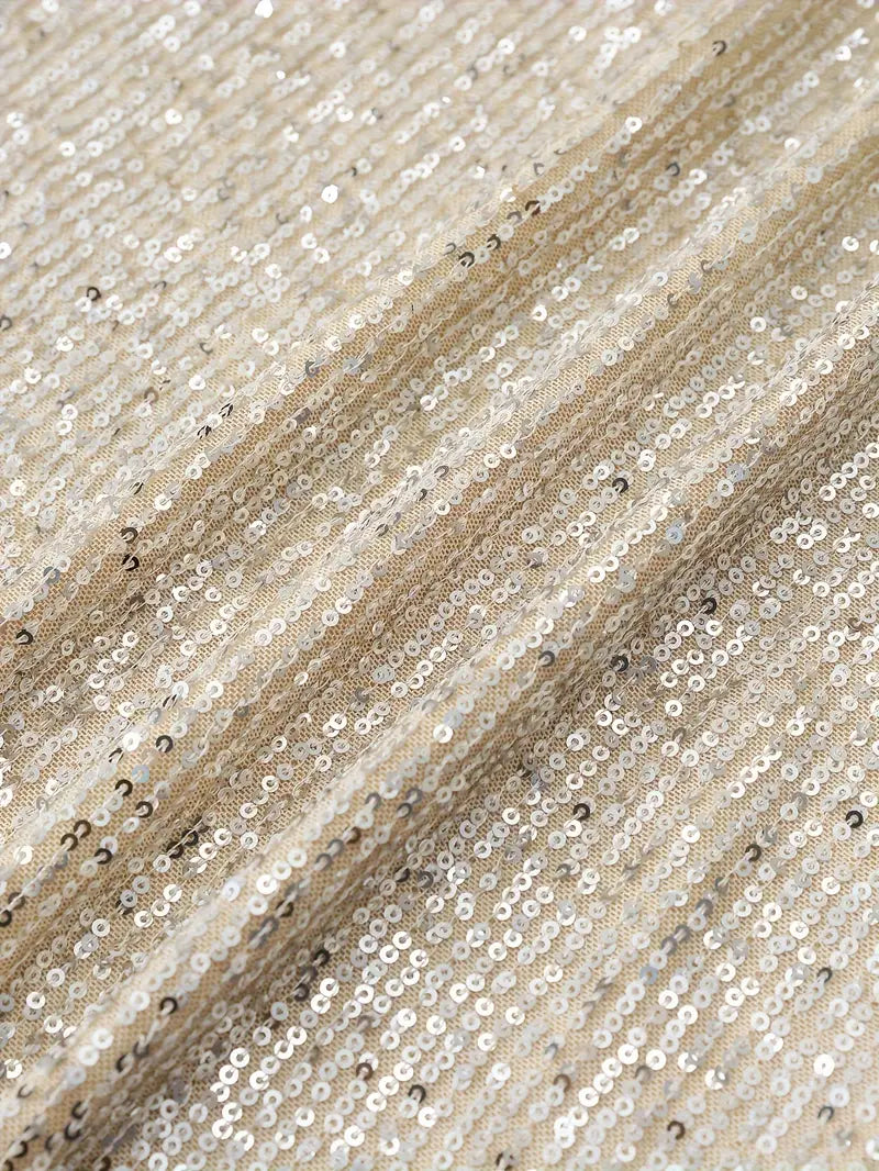 Sukienka na imprez? z cekinami i kontrastem