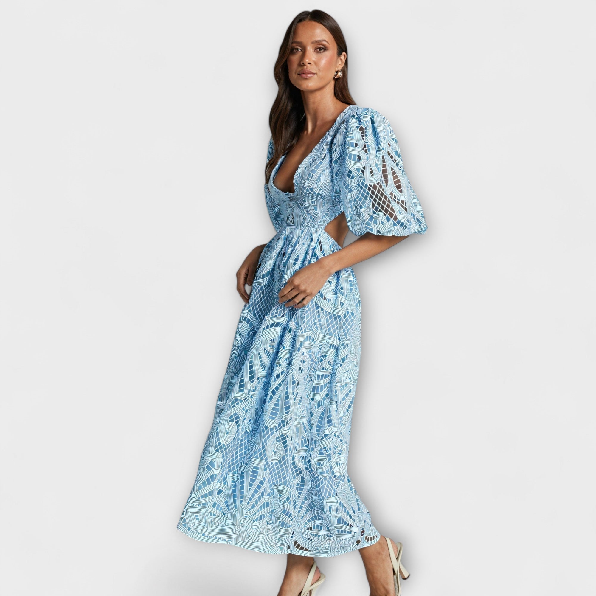 Elegancka sukienka z delikatnymi detalami