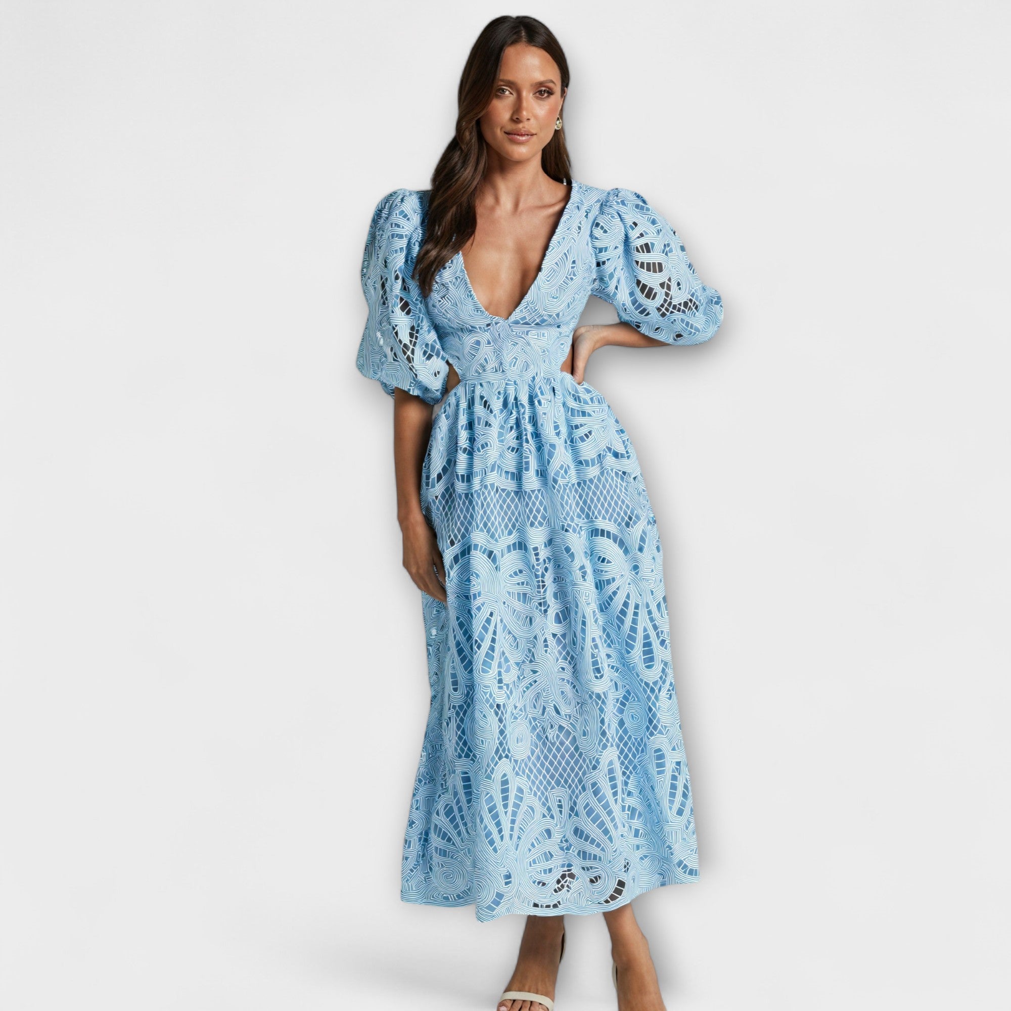 Elegancka sukienka z delikatnymi detalami