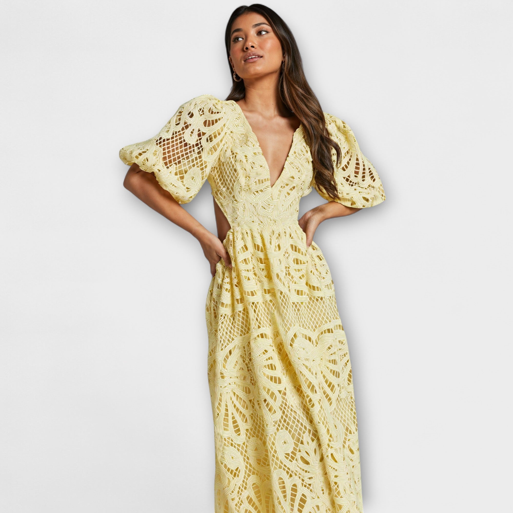 Elegancka sukienka z delikatnymi detalami