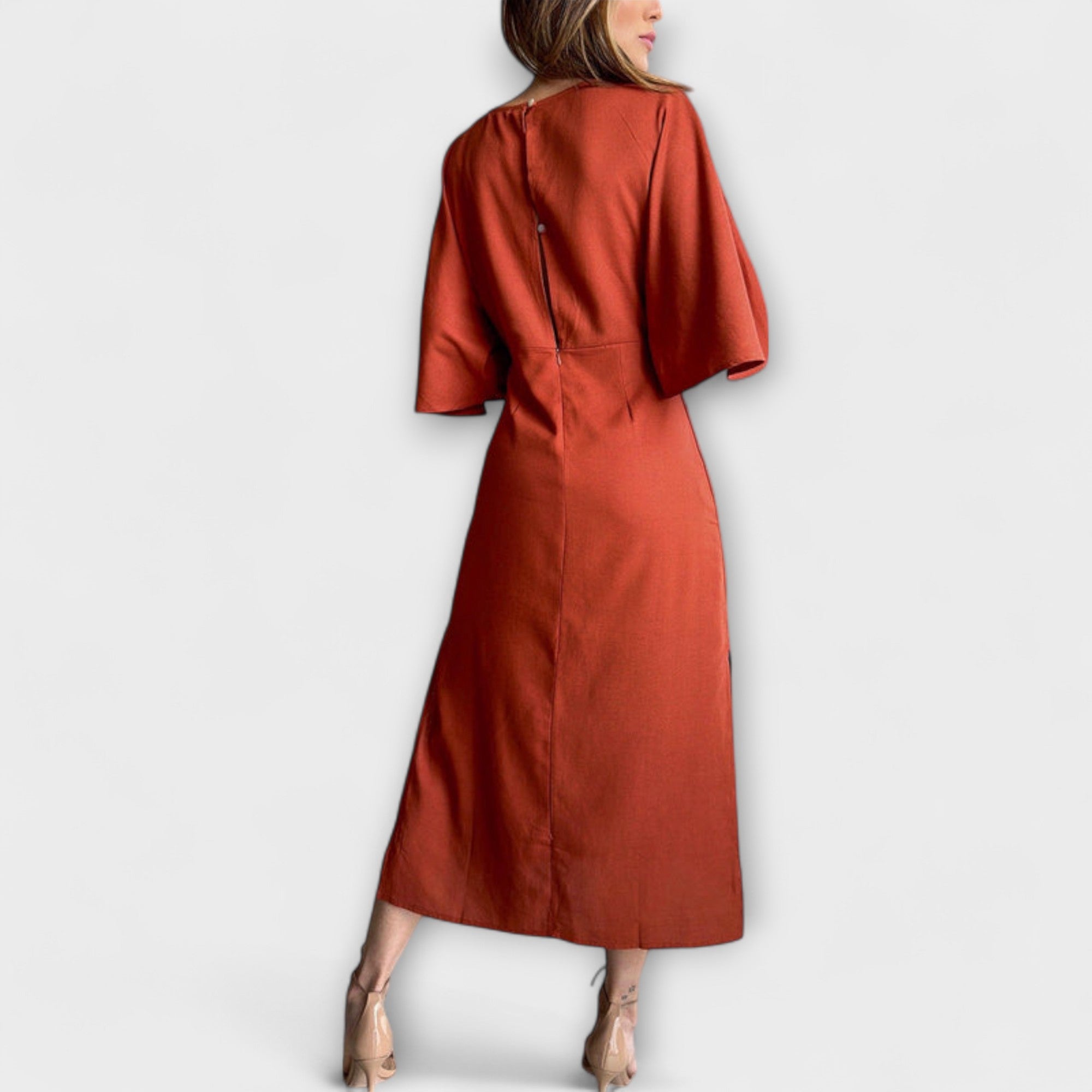 Holly - Lu?na sukienka z wi?zaniem z dekoltem w serek