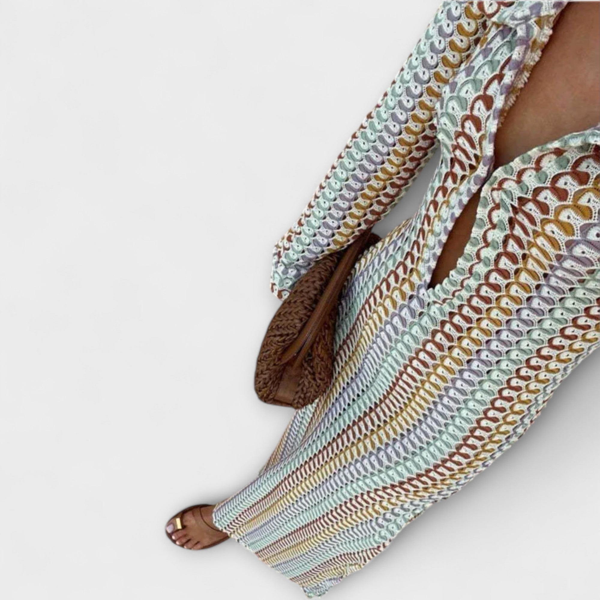 Elina – sukienka maxi z dekoltem w serek i wakacyjnym sznytem