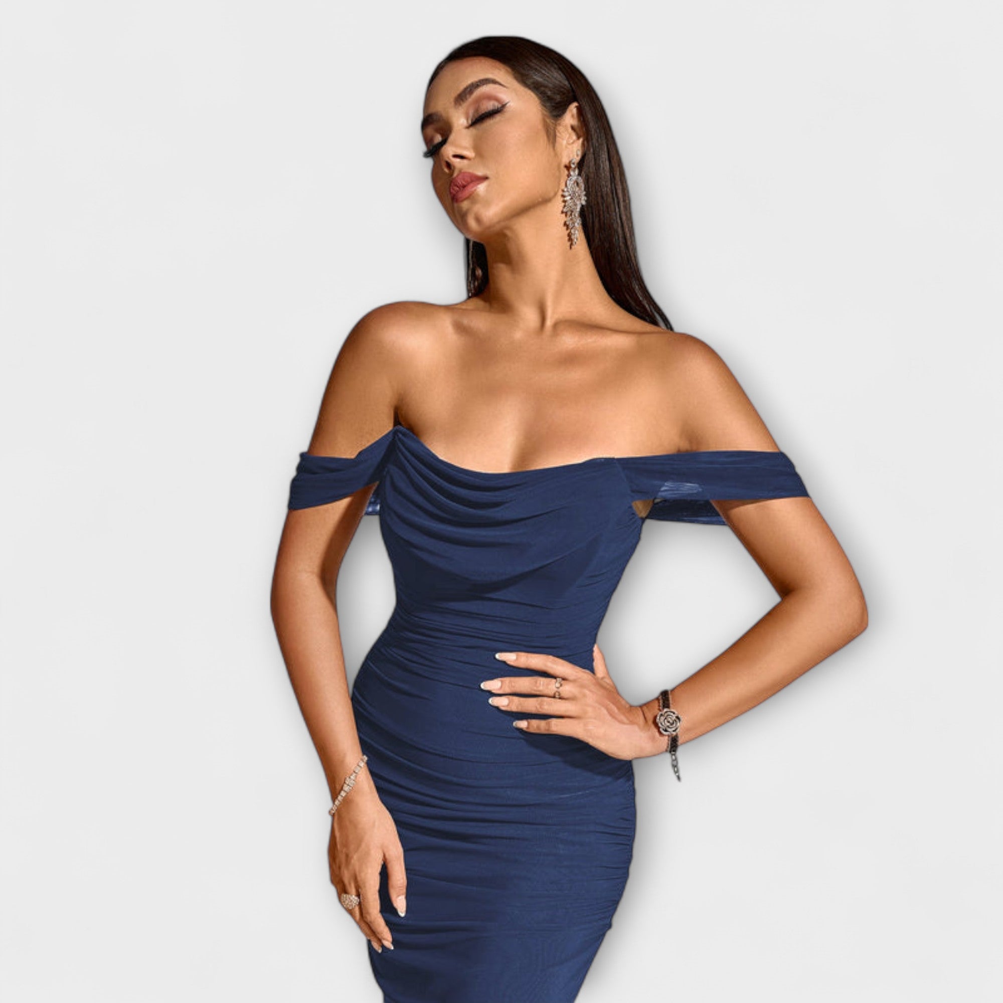 Ione - sukienka bodycon z odkrytymi ramionami
