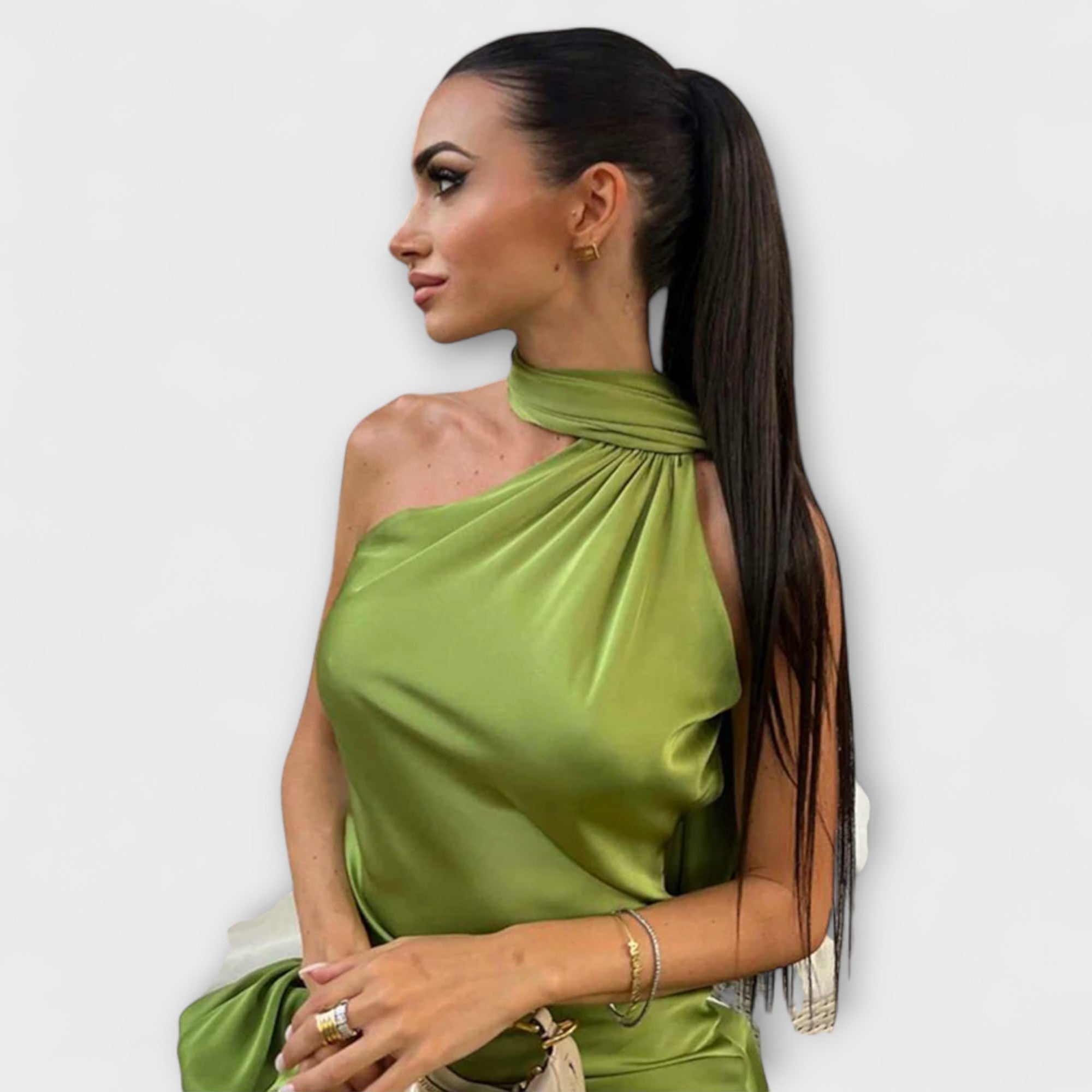 Elegancka sukienka maxi z odkrytymi ramionami na szyi