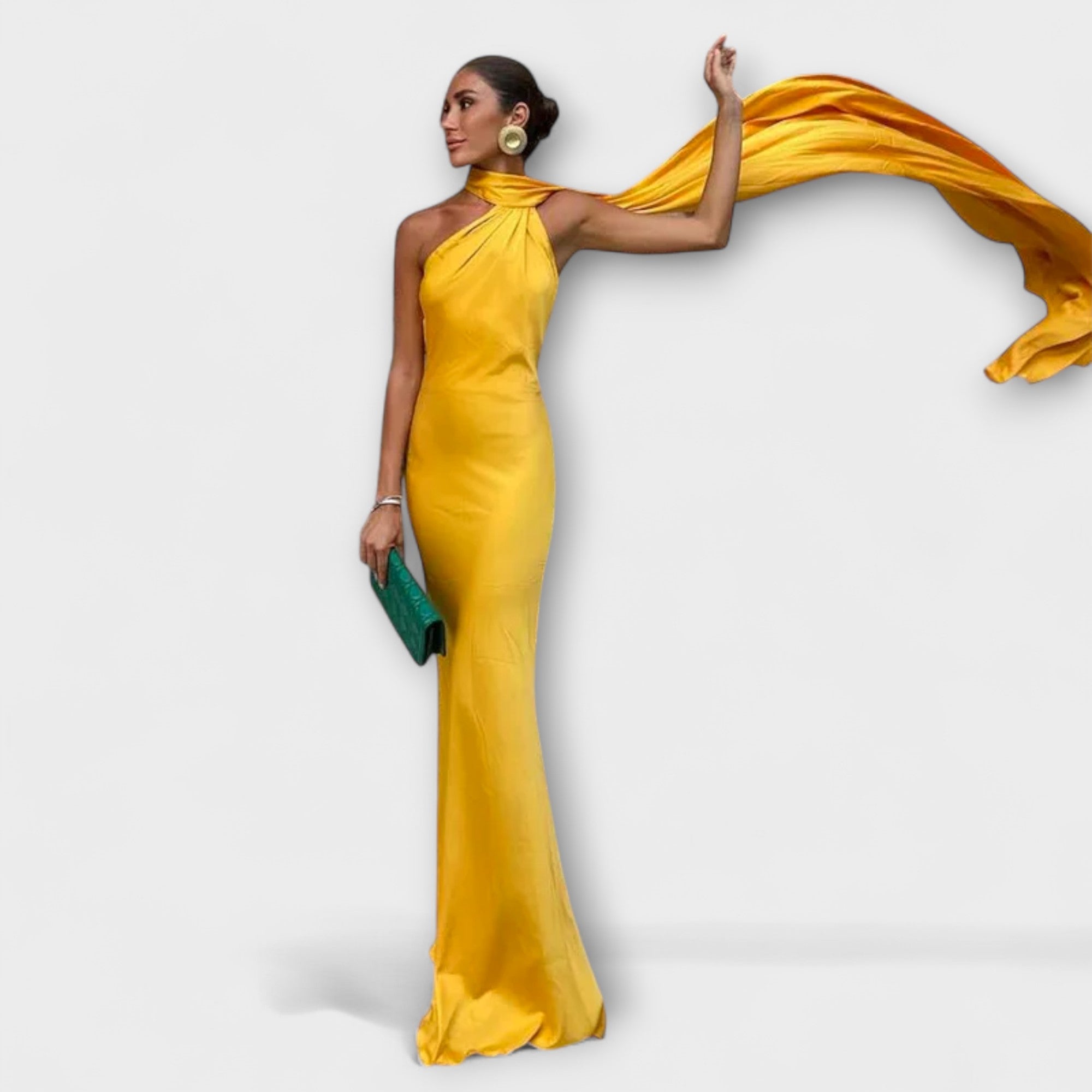 Elegancka sukienka maxi z odkrytymi ramionami na szyi