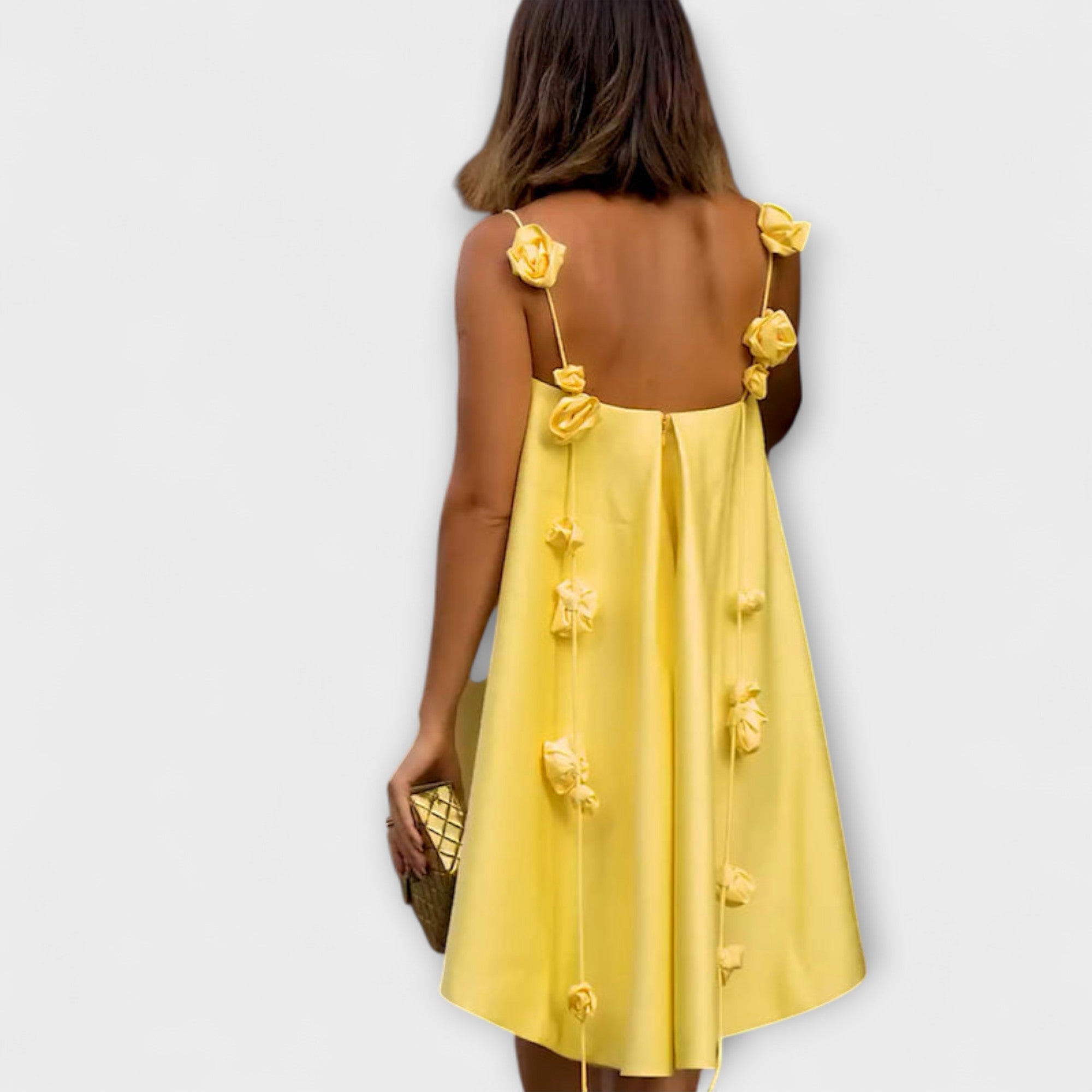 Jordan - Stylowa lu?na sukienka mini z kwiatowym nadrukiem na rami?czkach