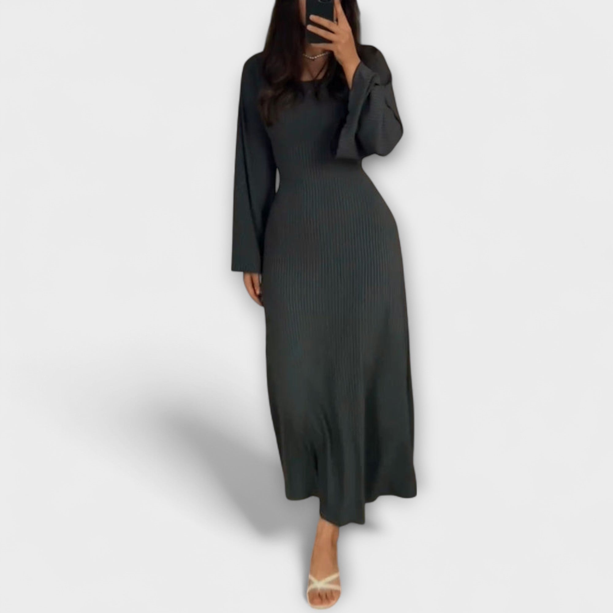 Jocelyn - elegancka sukienka z dzianiny z ozdobnym pasem