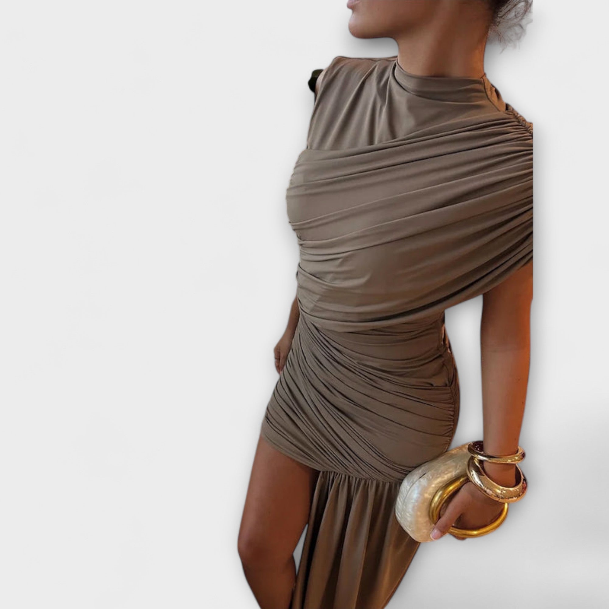 Fioletowy - elegancka sukienka slim-fit z okr?g?ym dekoltem i plisowaniem