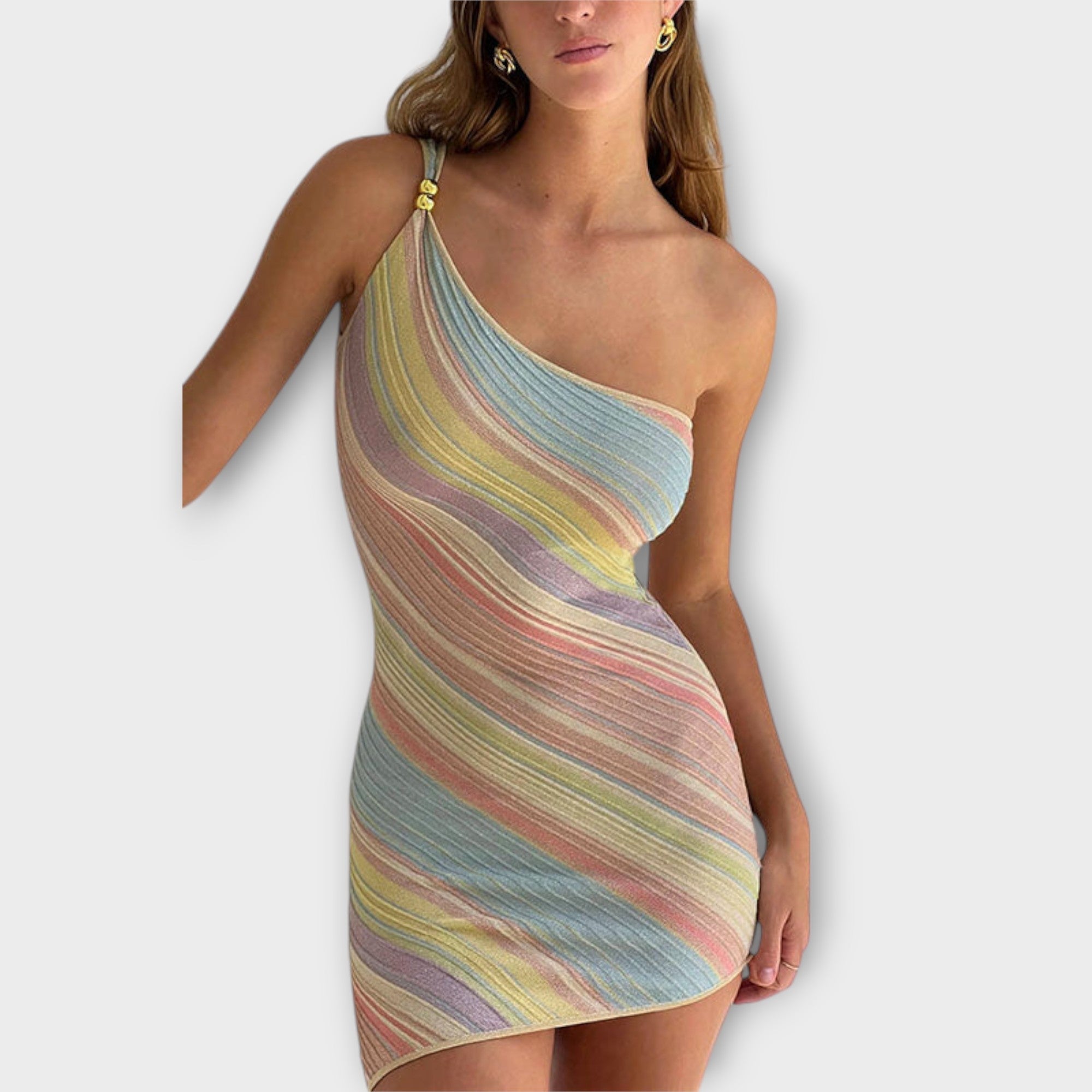 Kira - modna dzianinowa sukienka mini na jedno rami?