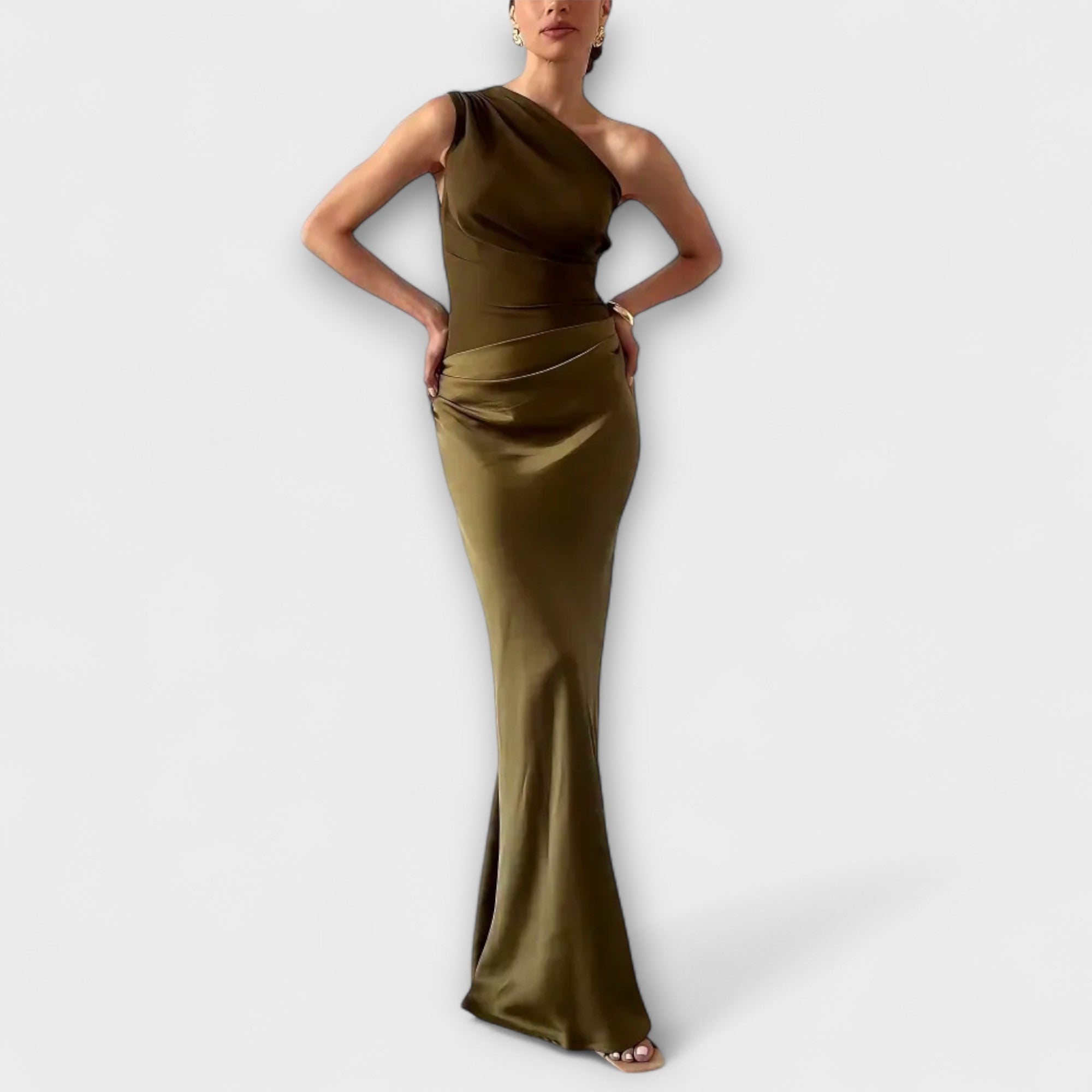 Elegancka plisowana sukienka maxi na jedno rami?