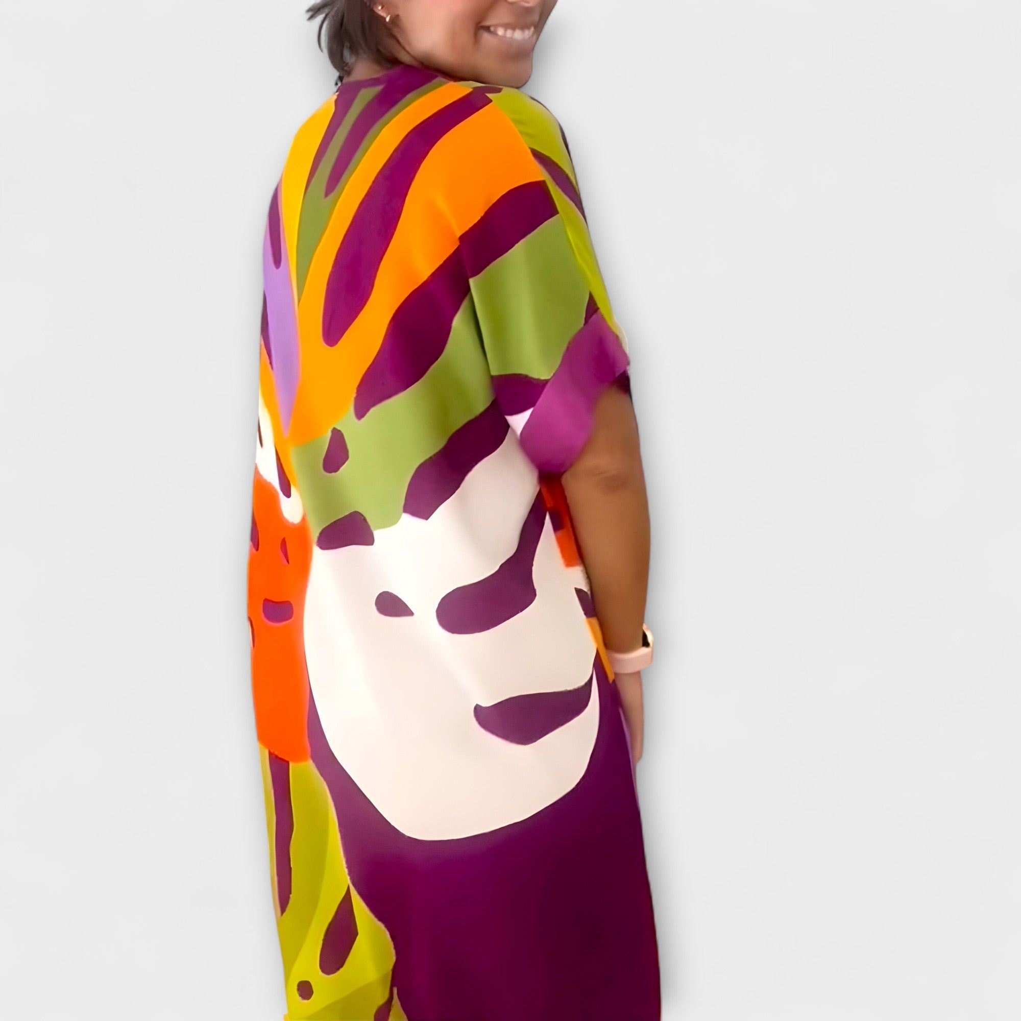 Roos - Lu?na sukienka z kolorowym nadrukiem li?ci