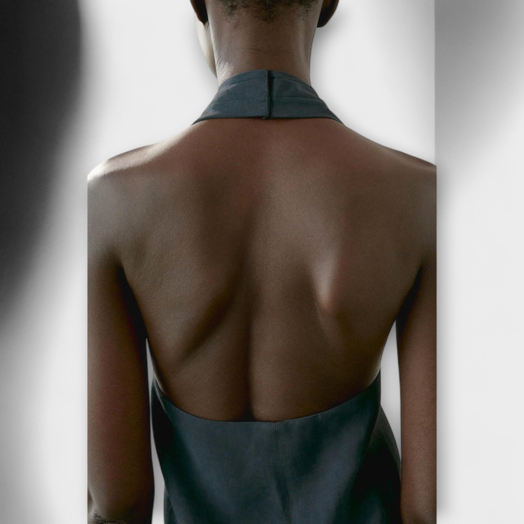 Hannah - Niebieska koszulka z dekoltem halter i dekoltem z ty?u