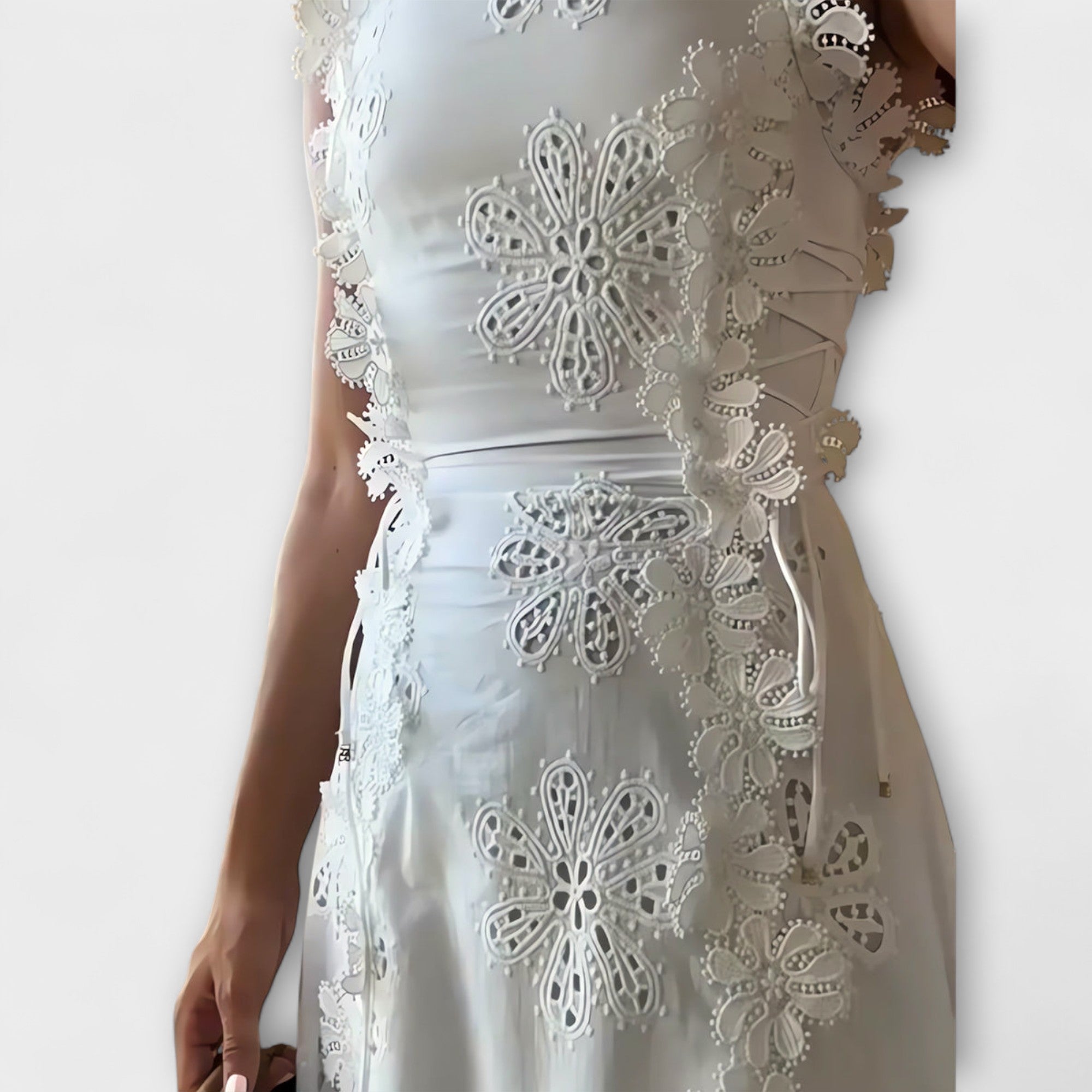 Éliora •€" Sukienka maxi z koronkowym kwiatowym wzorem i wi?zanymi rami?czkami