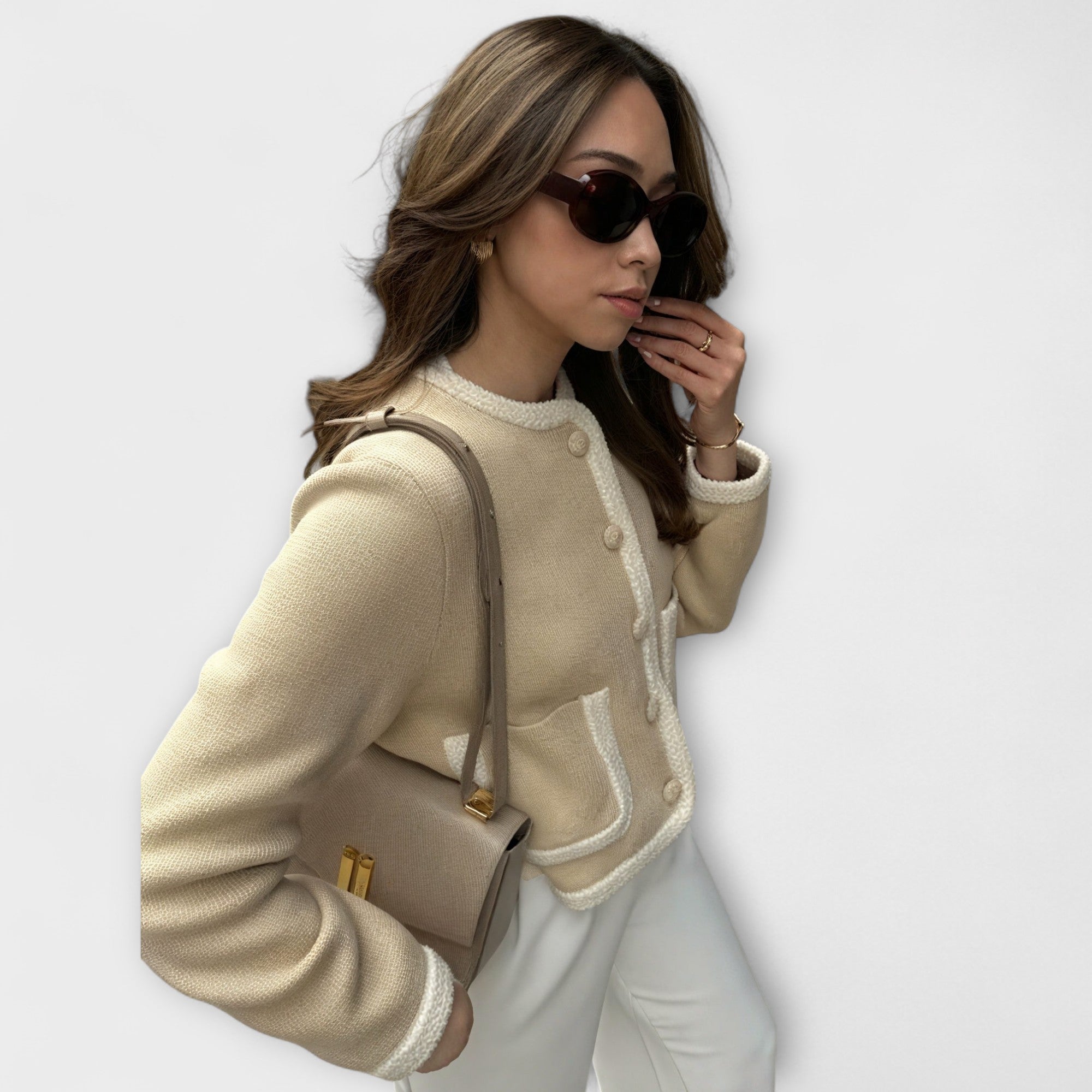 Klasyczny kardigan z ozdobnymi kieszeniami