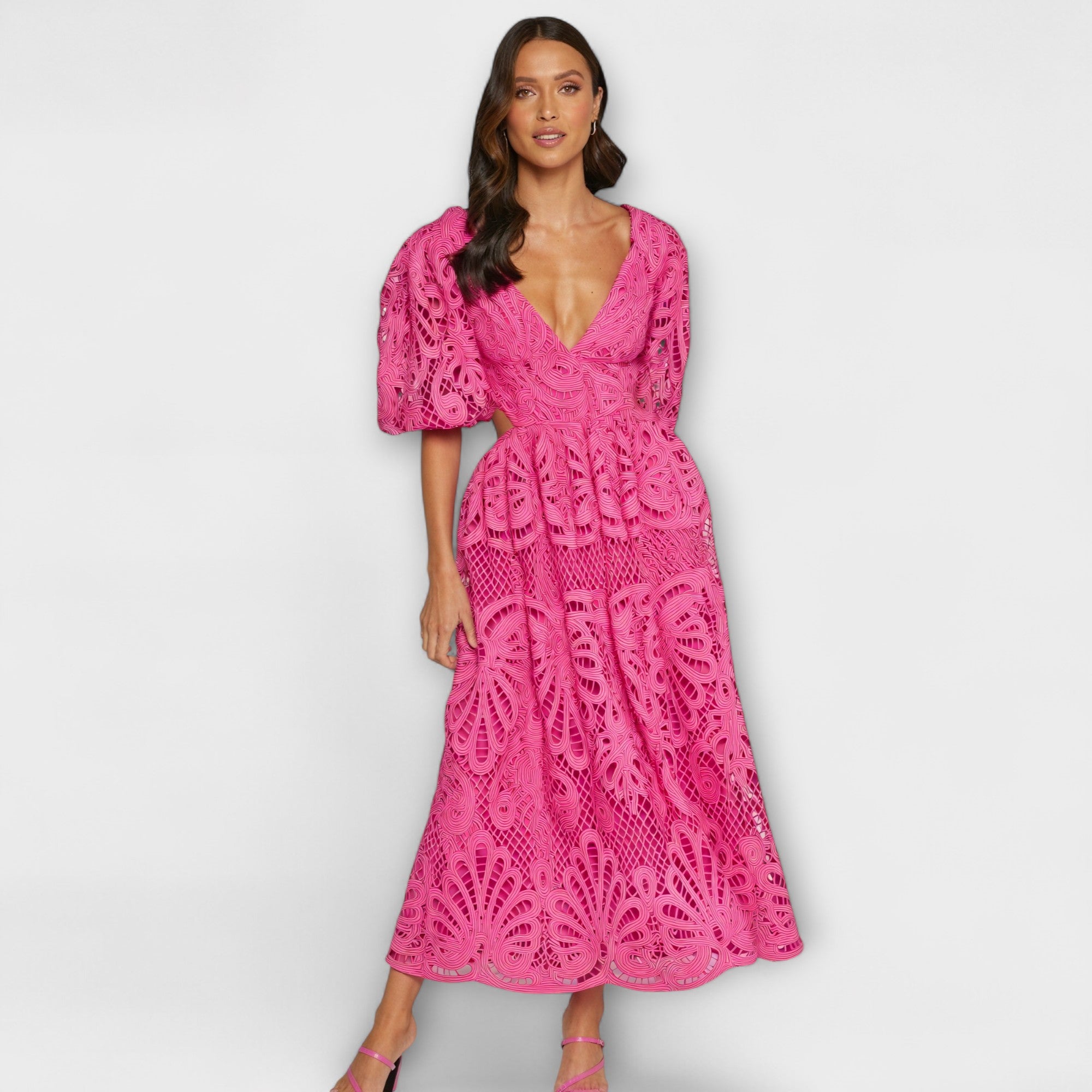 Elegancka sukienka z delikatnymi detalami