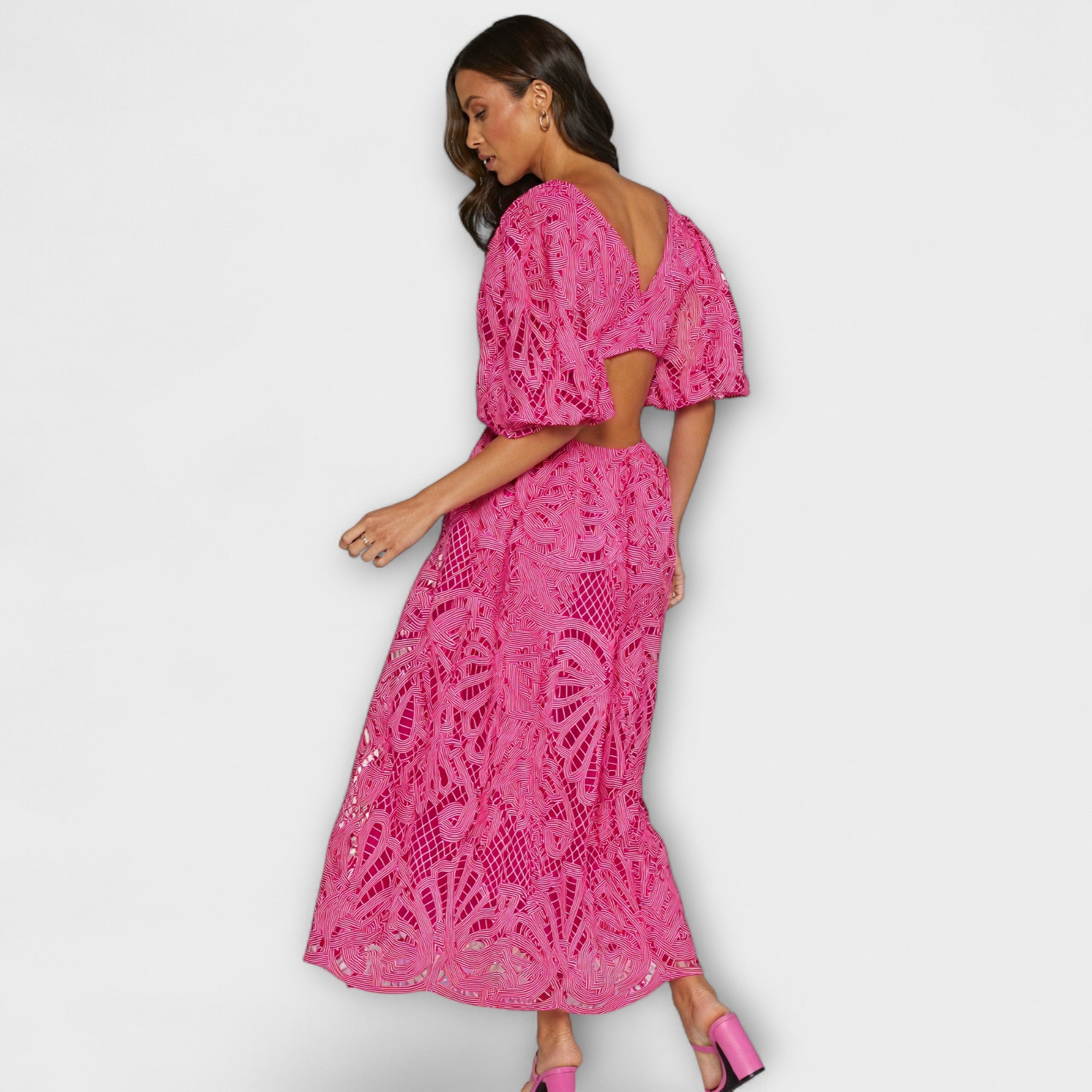 Elegancka sukienka z delikatnymi detalami