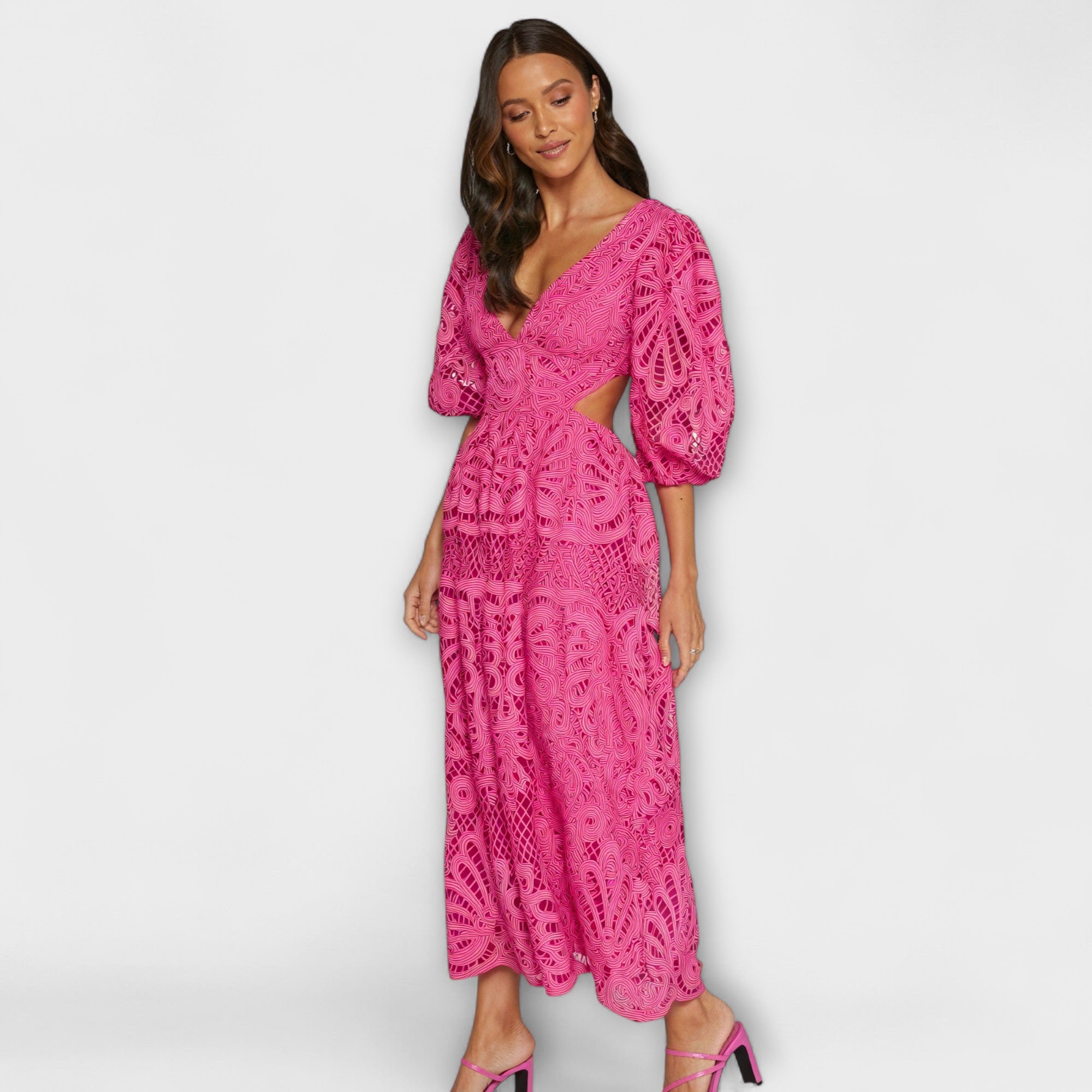 Elegancka sukienka z delikatnymi detalami