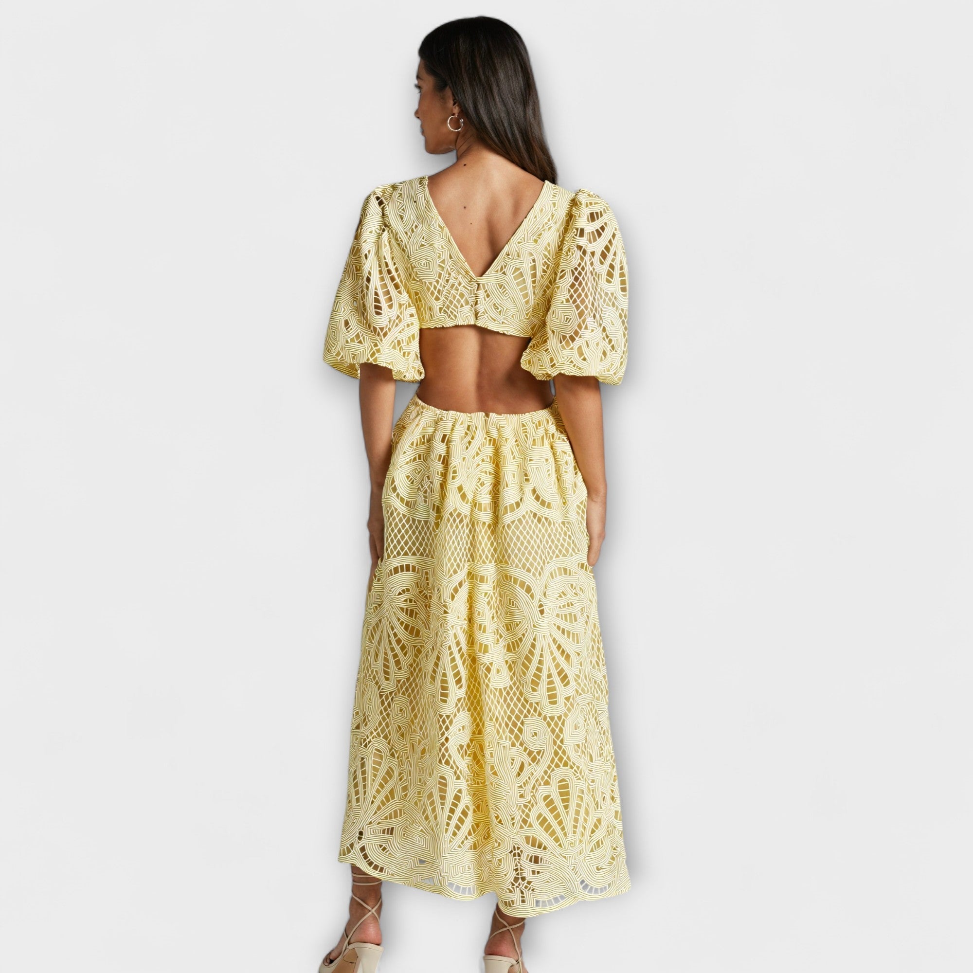 Elegancka sukienka z delikatnymi detalami