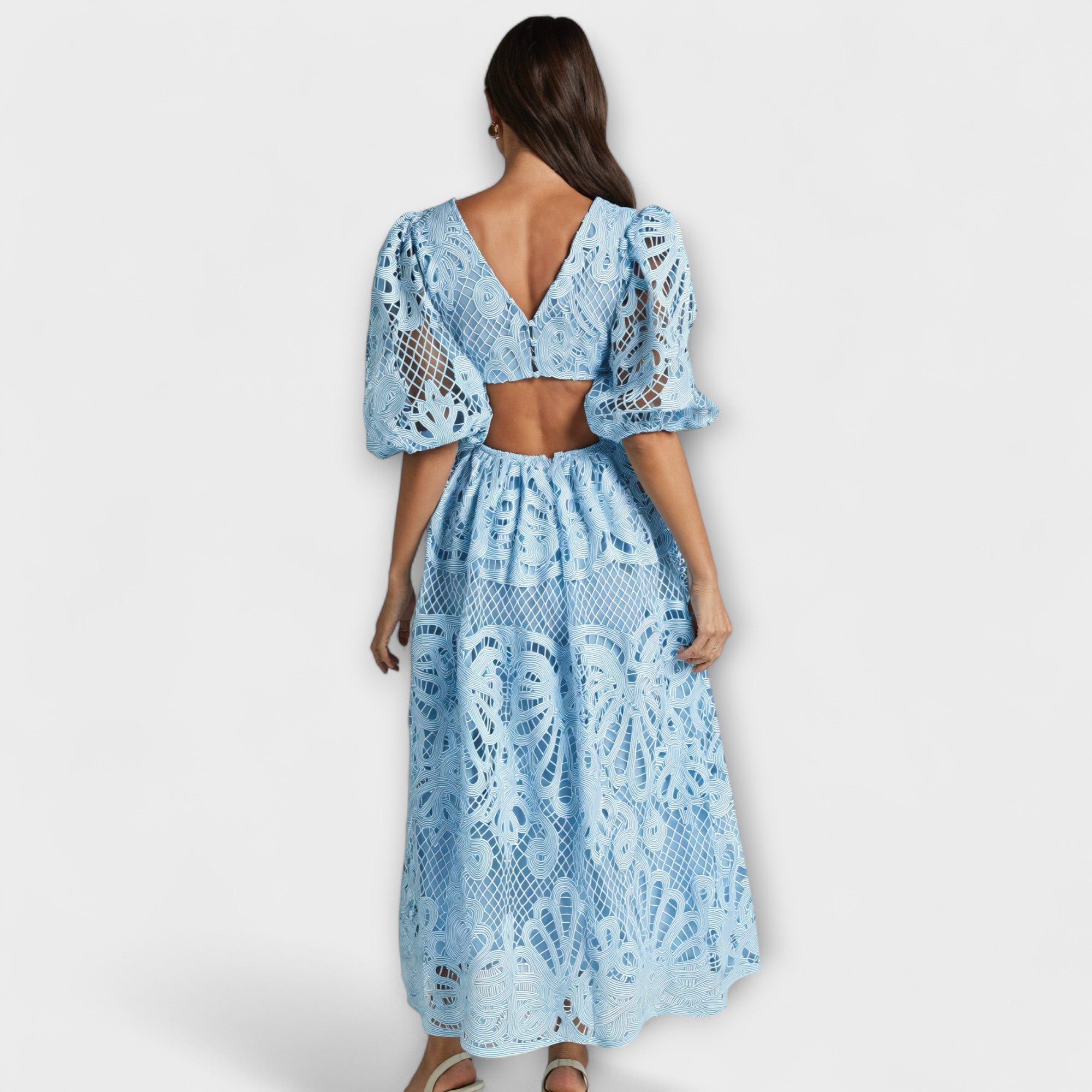 Elegancka sukienka z delikatnymi detalami