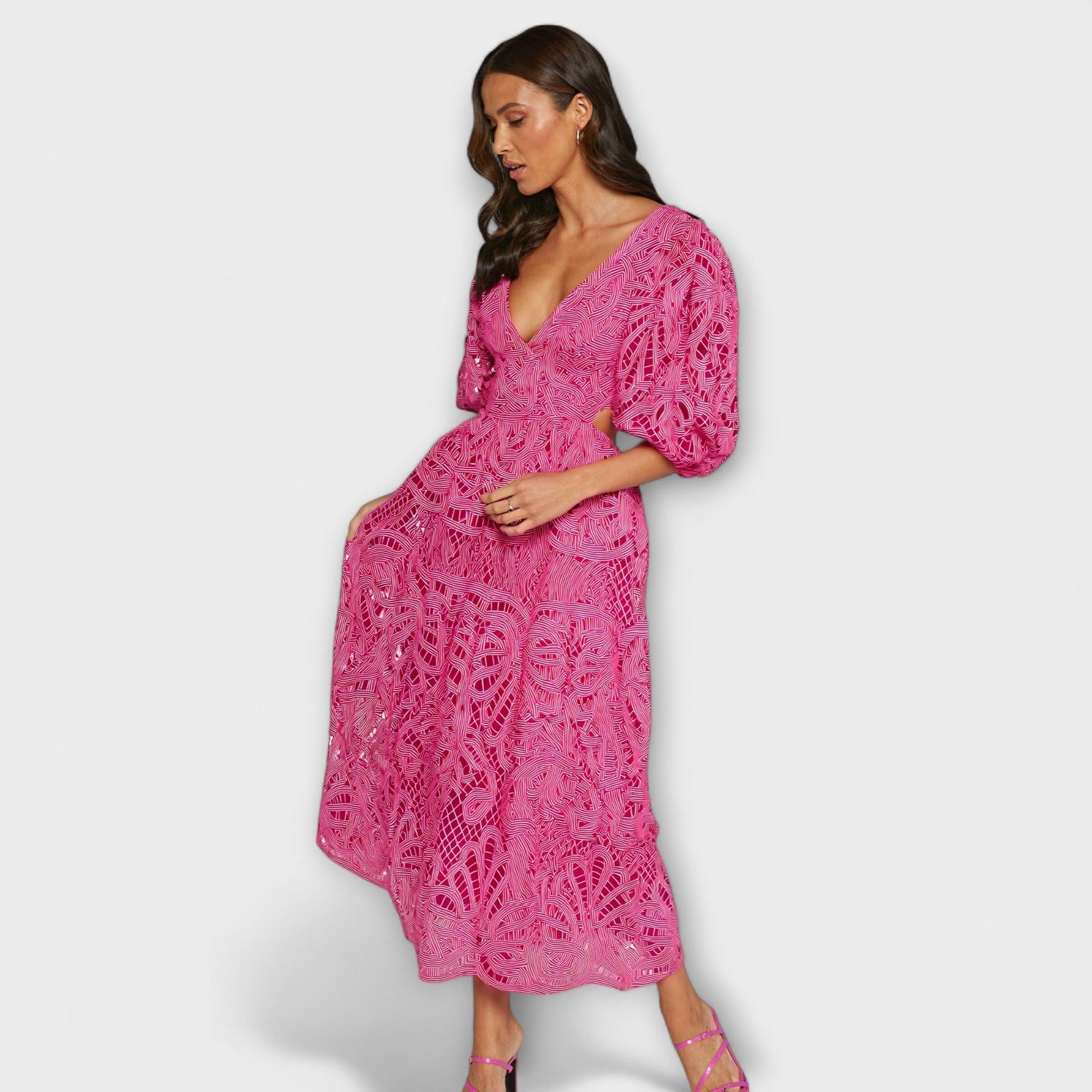 Elegancka sukienka z delikatnymi detalami