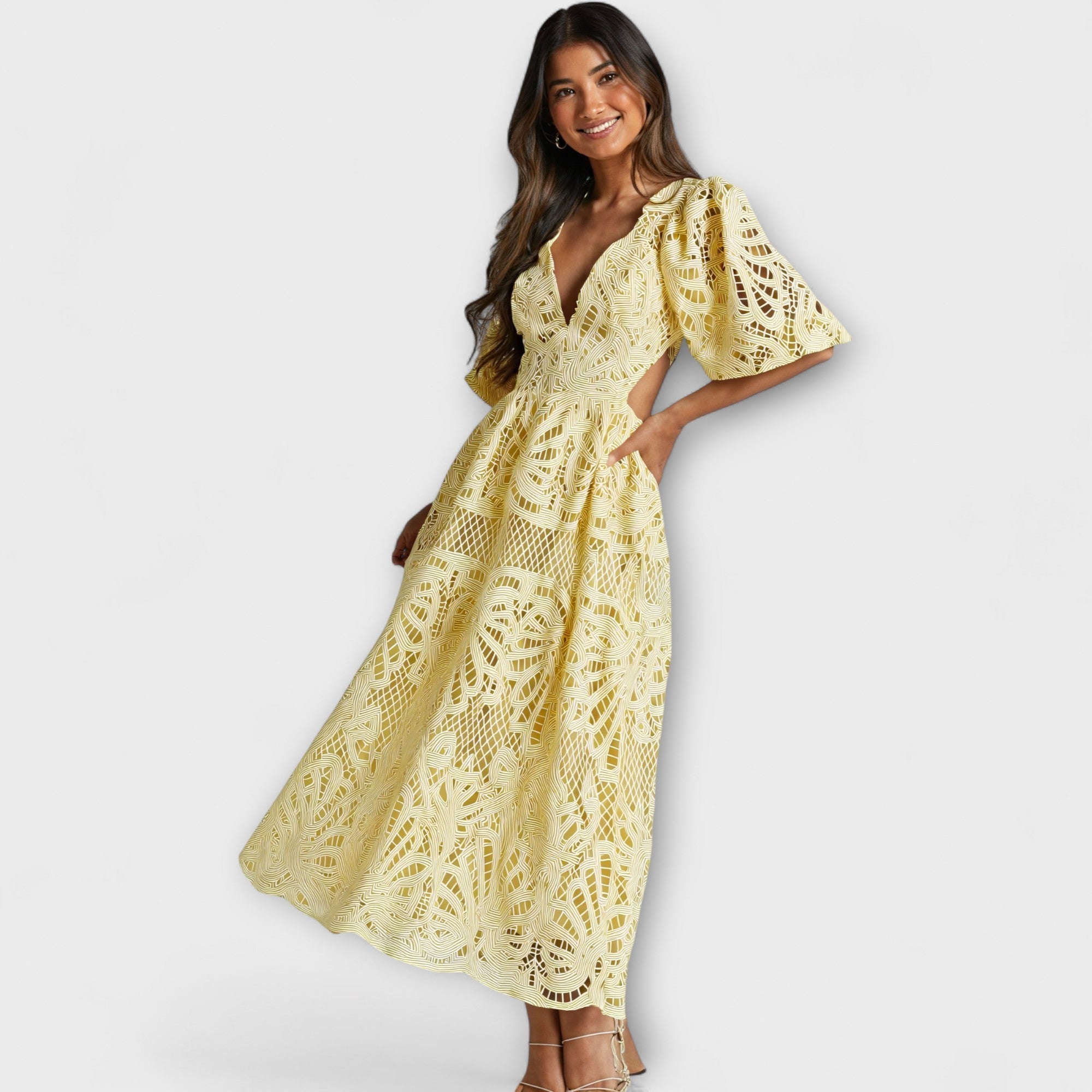 Elegancka sukienka z delikatnymi detalami