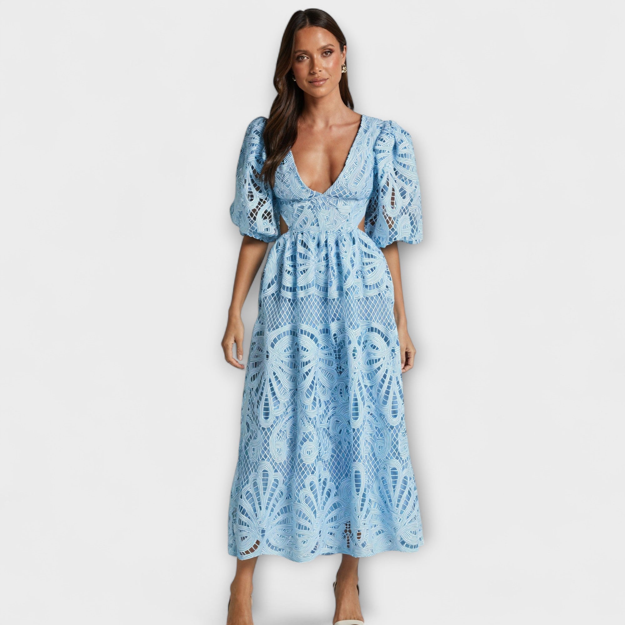 Elegancka sukienka z delikatnymi detalami