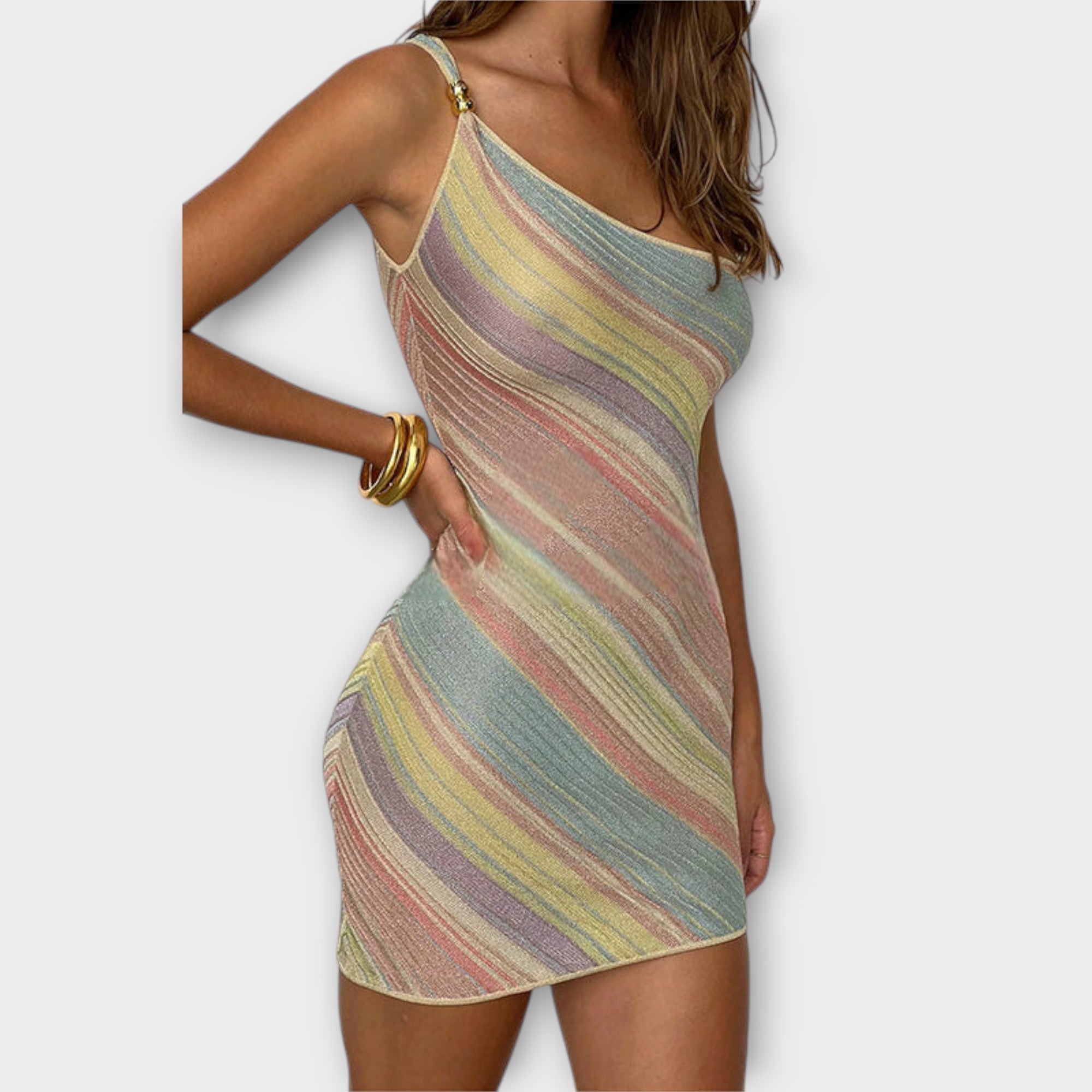 Kira - modna dzianinowa sukienka mini na jedno rami?