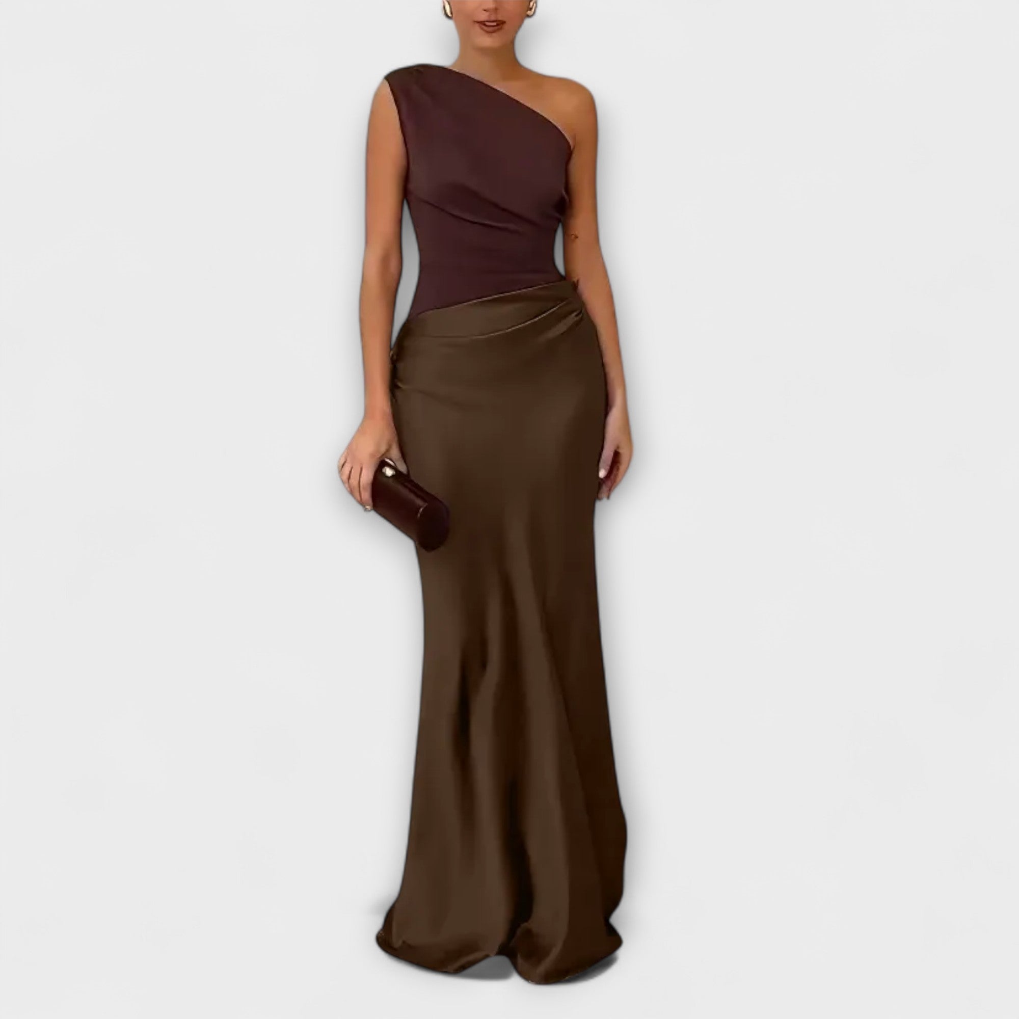 Elegancka plisowana sukienka maxi na jedno rami?