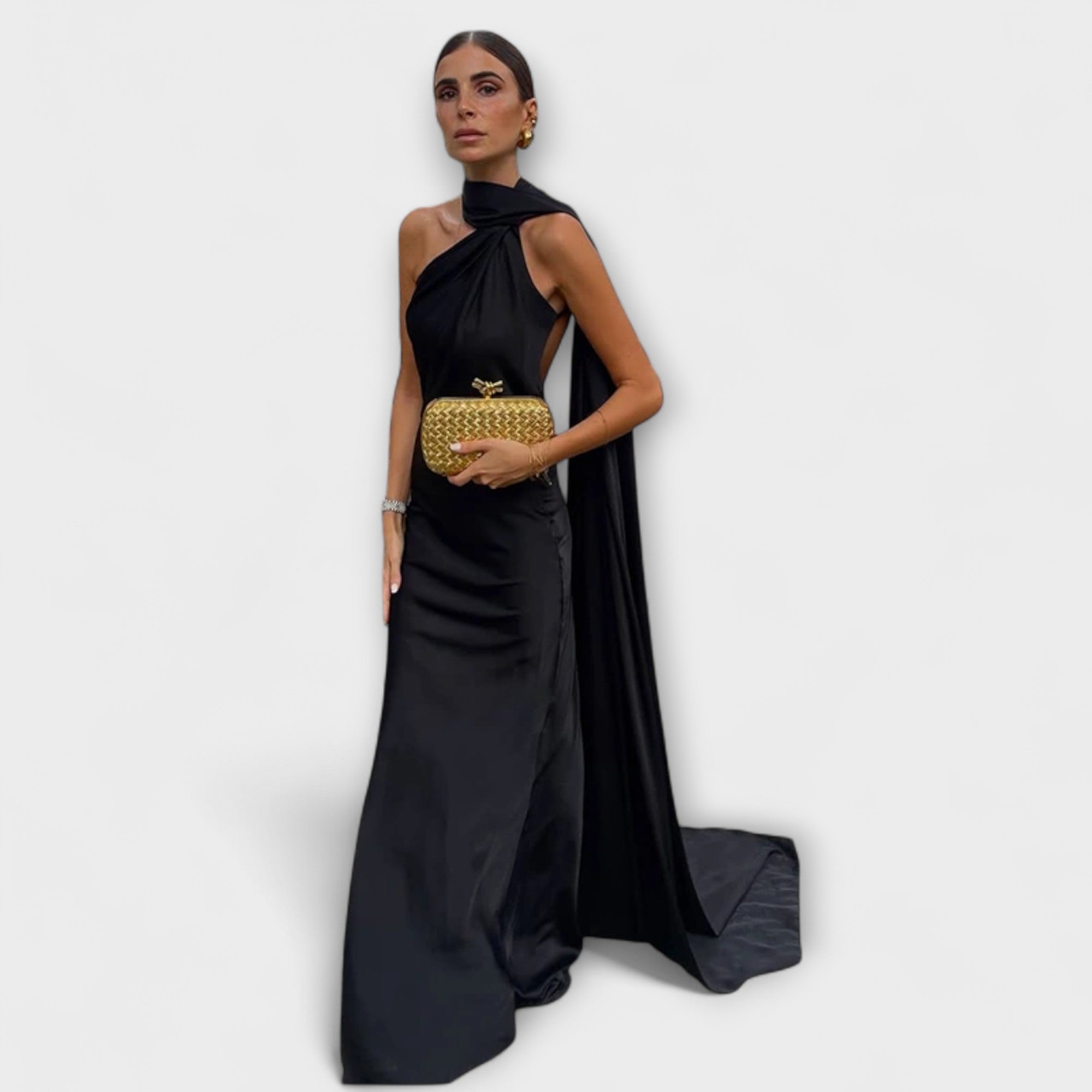 Elegancka sukienka maxi z odkrytymi ramionami na szyi