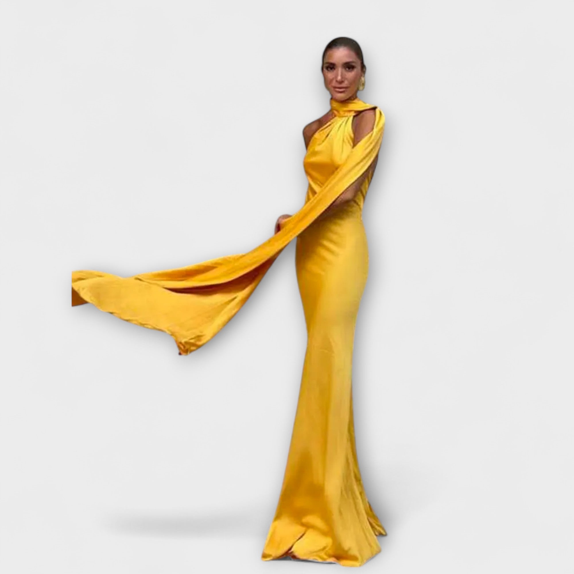 Elegancka sukienka maxi z odkrytymi ramionami na szyi