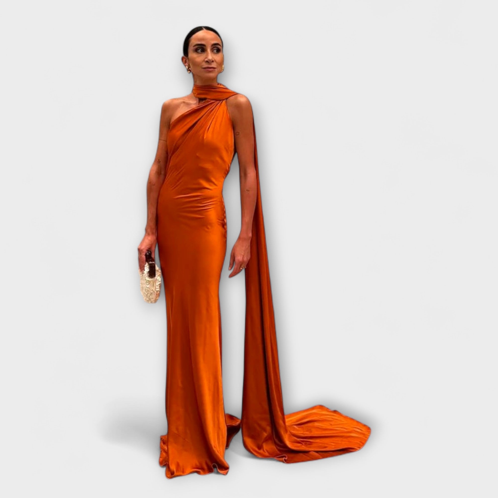 Elegancka sukienka maxi z odkrytymi ramionami na szyi