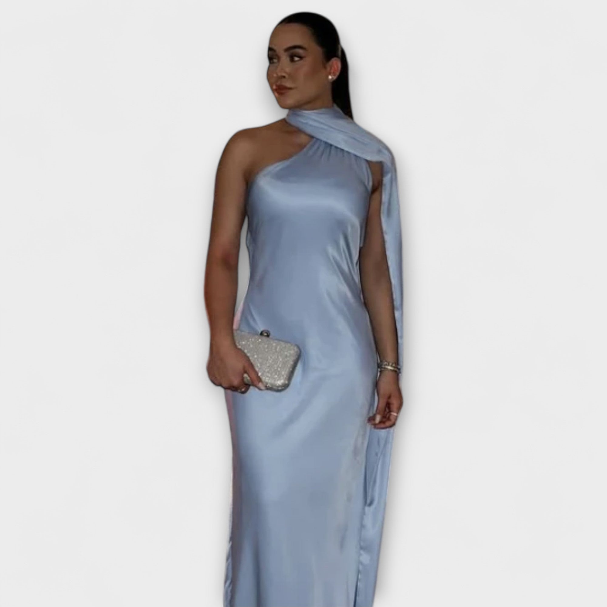 Elegancka sukienka maxi z odkrytymi ramionami na szyi