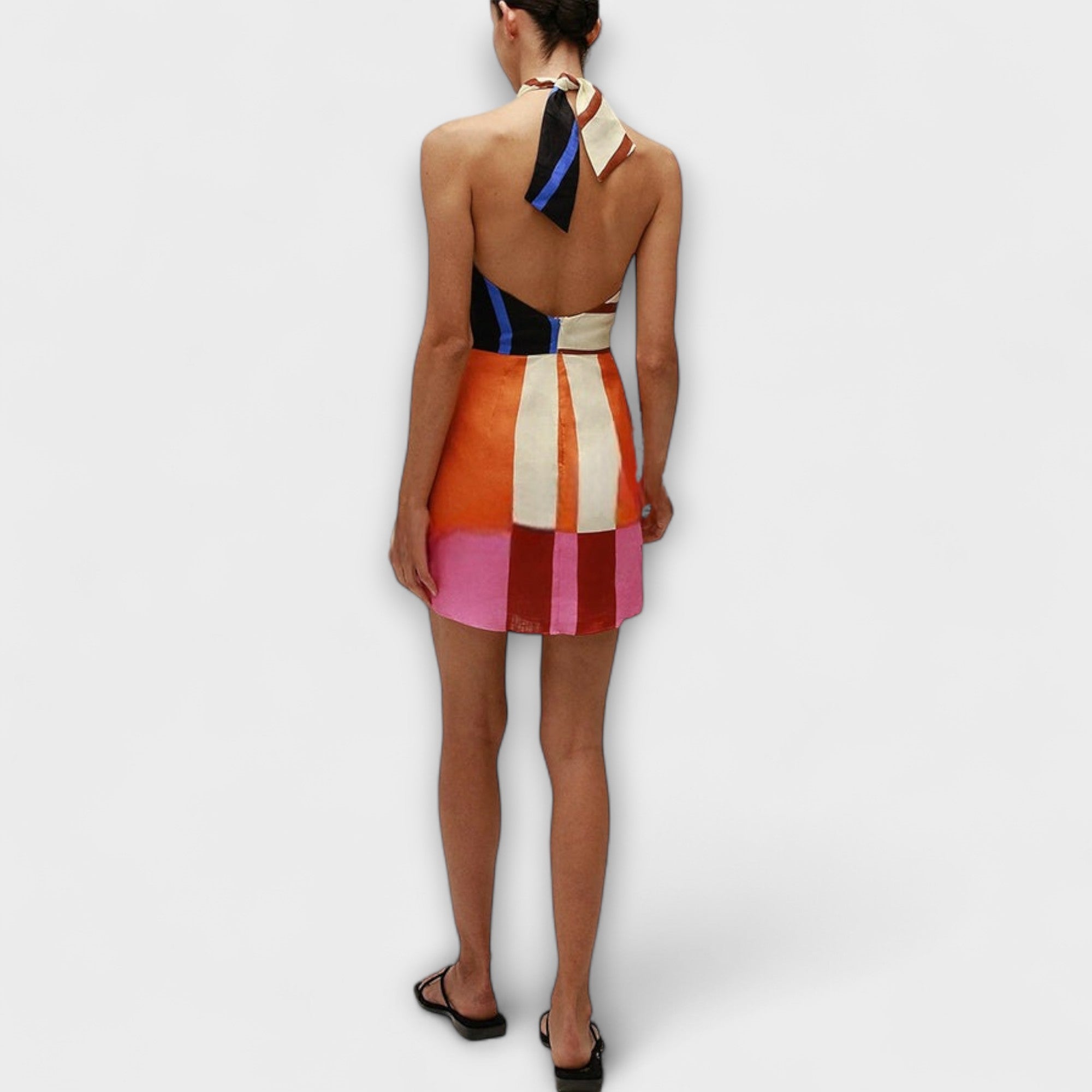 Jeniah - lu?na sukienka mini z wi?zaniem z krzy?em